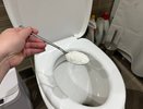 Почему нужно солить воду в унитазе: намотайте себе на ус