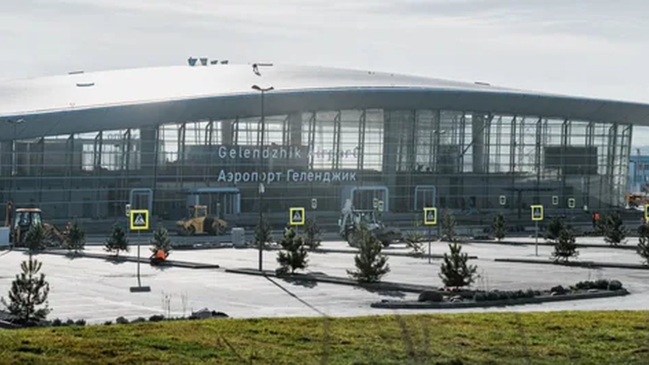 Главная картинка новости: Аэропорт в Геленджике возобновляет свою работу: пакуйте чемоданы и скорее за билетами
