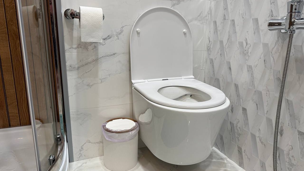 Главная картинка новости: Дно унитаза отмыла на раз — ершик не нужен: заливаем и смываем — налет сам стекает в трубу