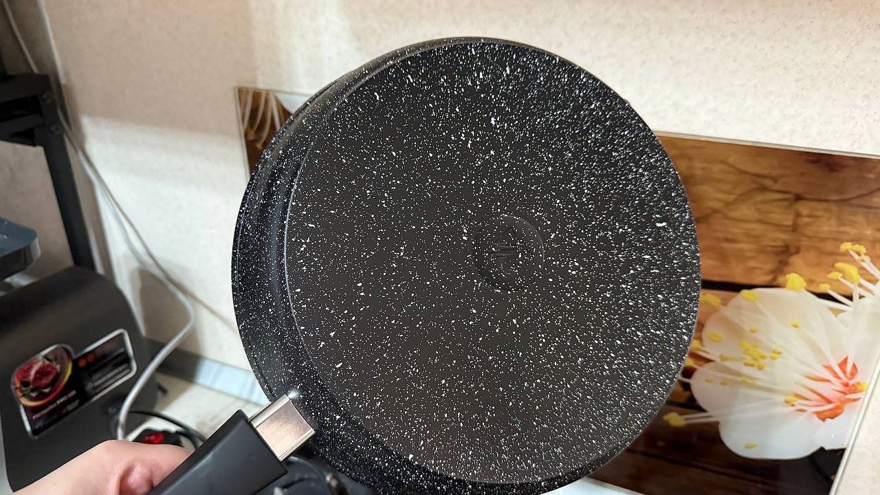 Главная картинка новости: За минуту весь вековой нагар исчезнет со сковороды без усилий: это недорогое средство работает безотказно