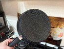 За минуту весь вековой нагар исчезнет со сковороды без усилий: это недорогое средство работает безотказно