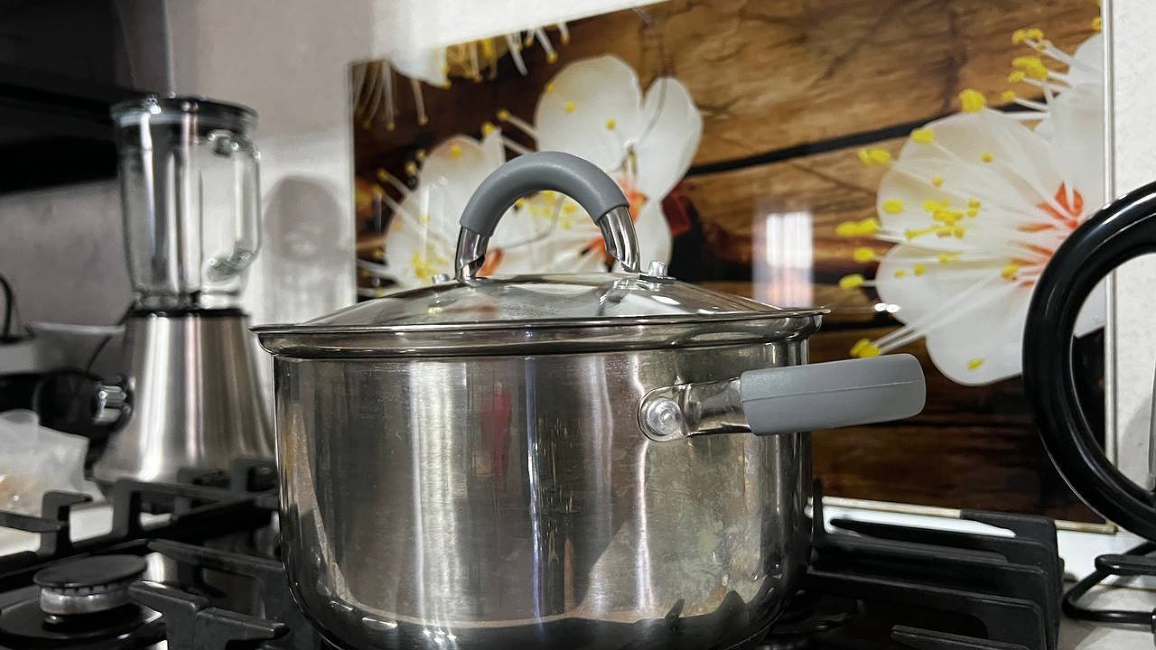 Главная картинка новости: Нужно ли сливать "первую воду" при варке мяса: шеф-повар поставил точку в вопросе - запомните это правило