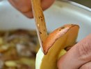Раньше до ночи мучилась, снимая пленку с маслят: теперь чищу ведро грибов за полчаса