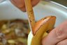 Миниатюра новости: Раньше до ночи мучилась, снимая пленку с маслят: теперь чищу ведро грибов за полчаса