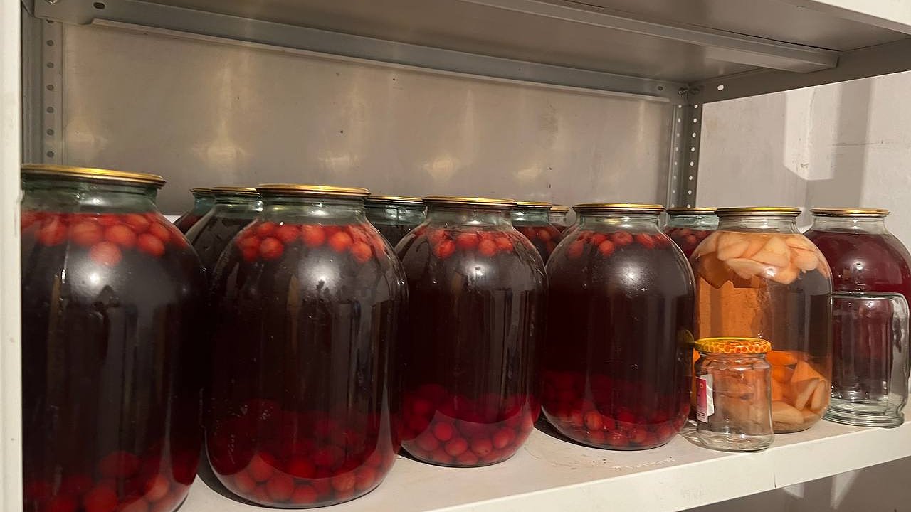 Главная картинка новости: Популярный рецепт компота "Фанта" на зиму: дети визжат от восторга, а гости требуют только его