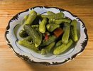 Жарю маринованные огурцы в кляре — домашние сходят с ума от такой вкуснятины: делюсь рецептом хрустящей закуски с пикантным соусом