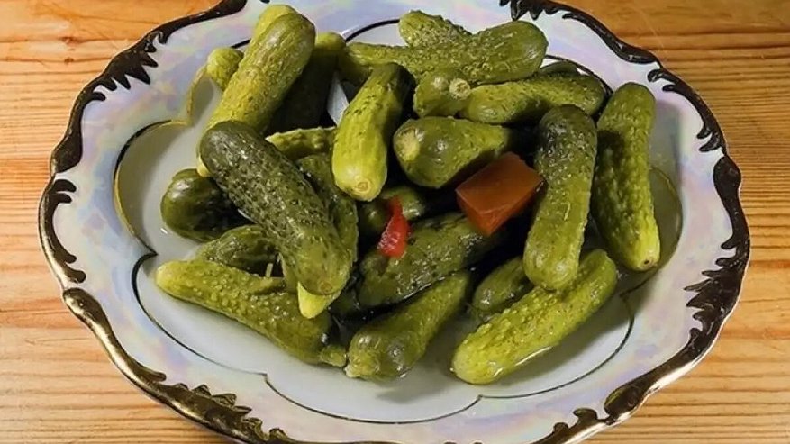 Главная картинка новости: Жарю маринованные огурцы в кляре — домашние сходят с ума от такой вкуснятины: делюсь рецептом хрустящей закуски с пикантным соусом