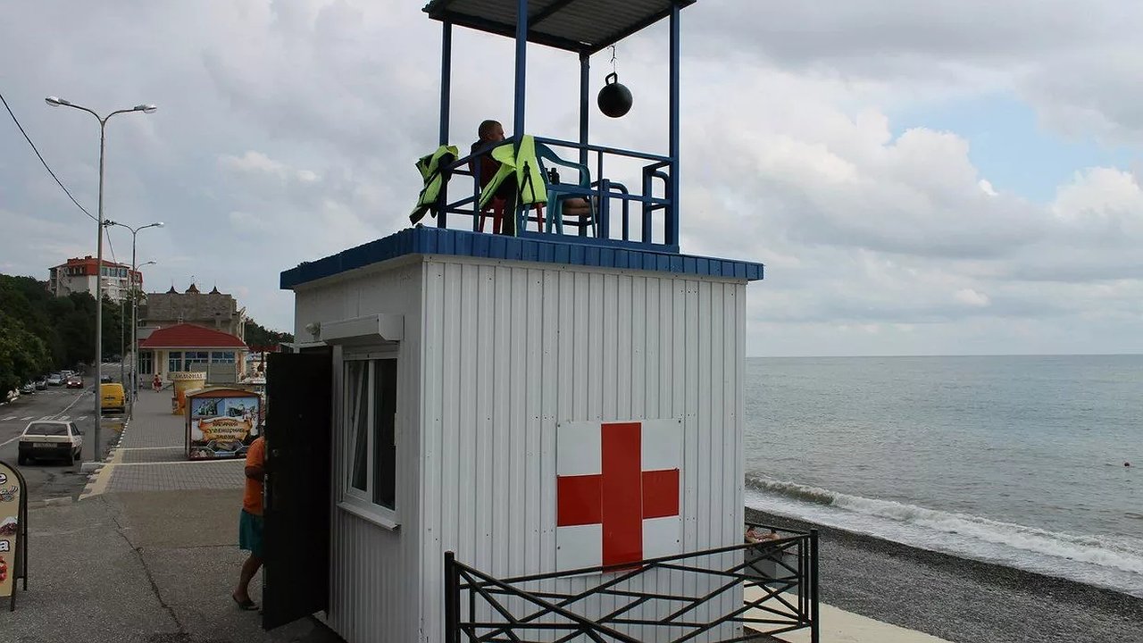 Главная картинка новости: Трагедия на пляже Новороссийска: женщину спасли отдыхающие, так как спасатели уже закончили работу