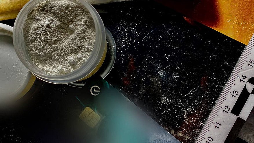 Главная картинка новости: Нашли карту — и пошли в магазин: в Новороссийске двоих приезжих судят за кражу