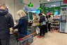 Миниатюра новости: "Очередь испарилась за минуту": хитрый покупатель "Пятерочки" раскрыл гениальный трюк — теперь все так делают