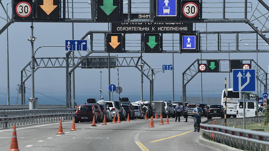 Главная картинка новости: Стоим в пробке к Крыму: лайфхаки для туристов