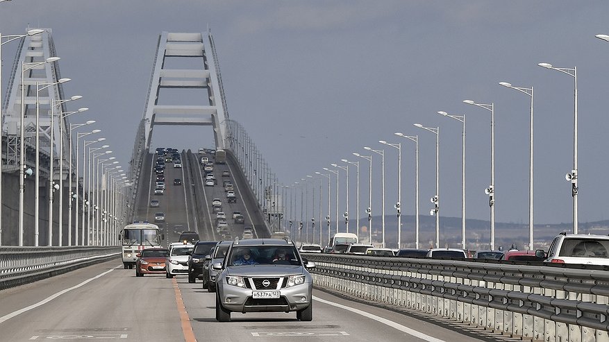 Главная картинка новости: Два часа ожидания и километровые заторы – ситуация на Крымском мосту сегодня