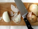 Раздражает муж и дети: натрите зеркало луком – результат вас удивит