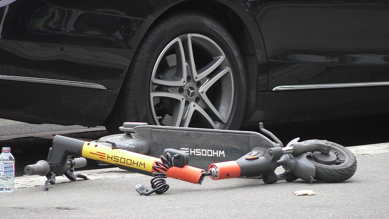 Главная картинка новости: Самокатчики под колёсами: Новороссийск бьёт тревогу из-за волны страшных ДТП