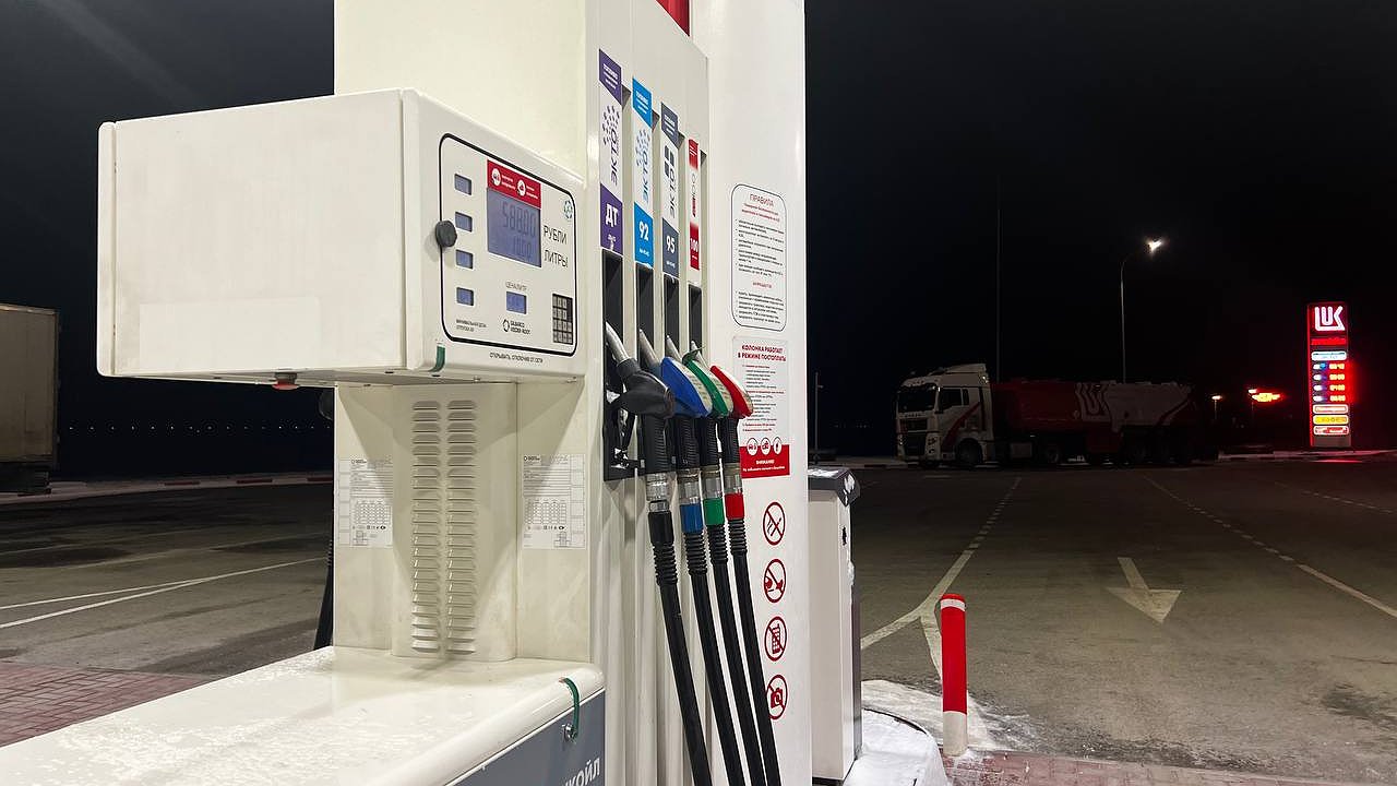 Главная картинка новости: Невидимая функция на АЗС: как получить больше бензина за те же деньги - на заметку всем водителям