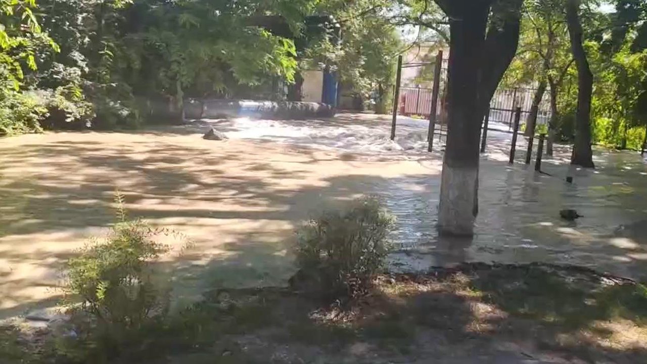 Главная картинка новости: Водный коллапс в Новороссийске: 70 улиц остались без воды из-за масштабной аварии – когда включат