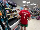 На улице +40, но кассирша "Магнита" не продала ни воду, ни мороженое: не её проблемы – оказалось, она в полном праве это сделать