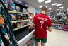 Миниатюра новости: На улице +40, но кассирша "Магнита" не продала ни воду, ни мороженое: не её проблемы – оказалось, она в полном праве это сделать