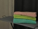Старые полотенца не спешу выбрасывать — вот как их применяю: идеально подходит для малины - ягоды будут сочными и сладкими