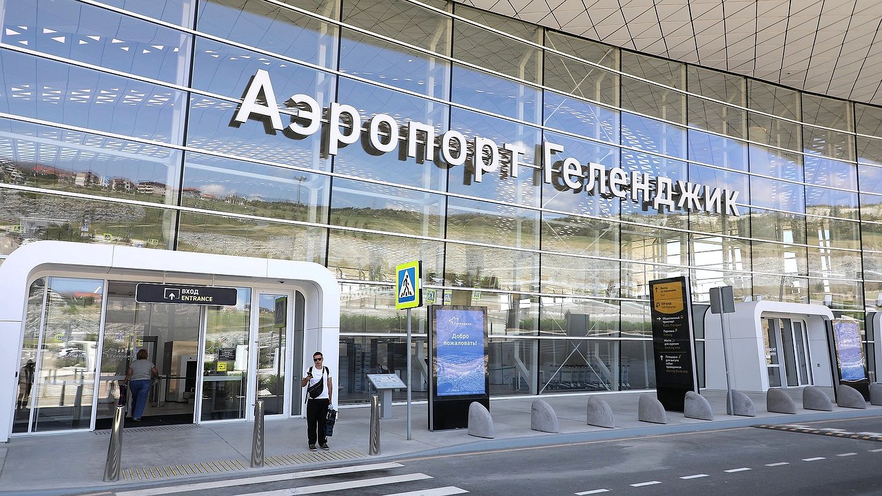 Главная картинка новости: ФАС взяла на контроль цены авиабилетов в Геленджик