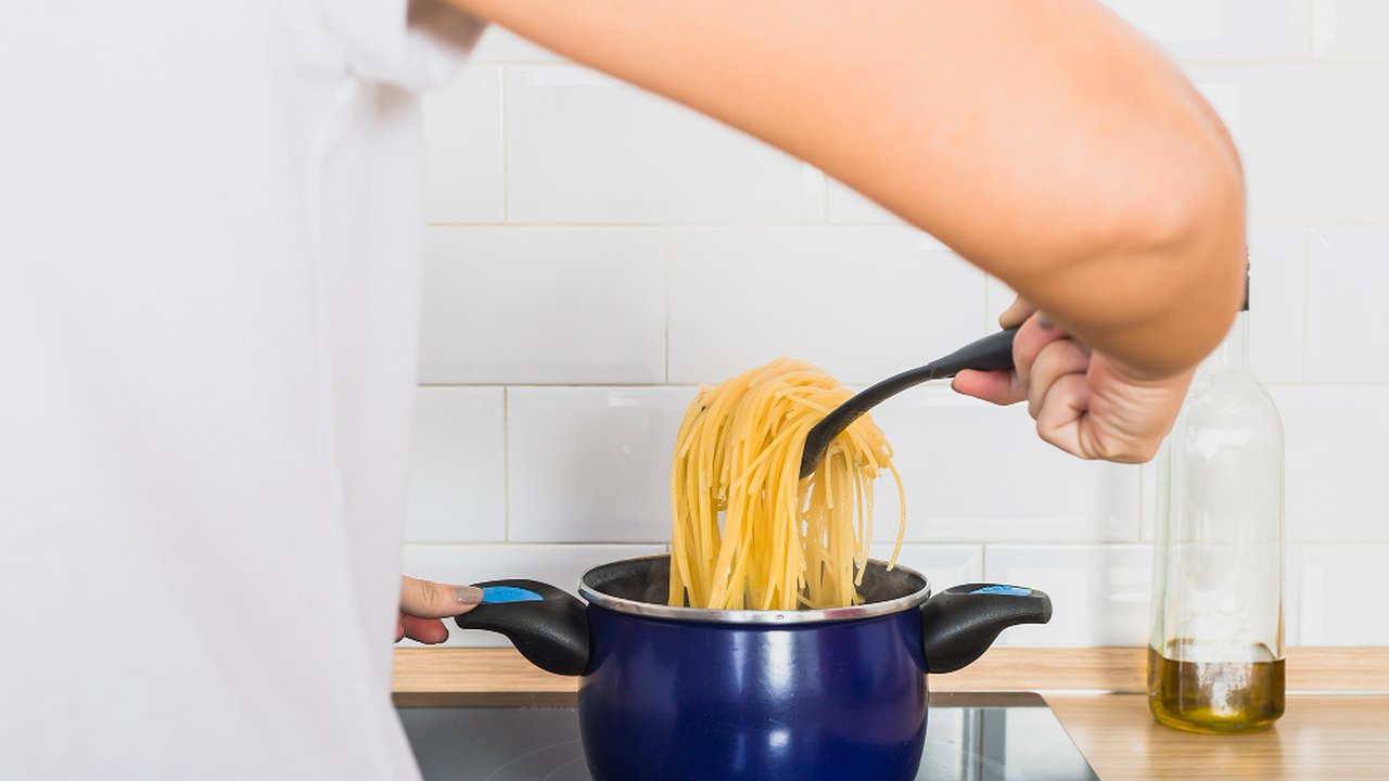 Главная картинка новости: Сначала жарим, потом варим: зачем многие повара обжаривают макароны перед варкой - приготовление гарнира станет проще и быстрее