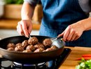 Чтобы котлеты таяли во рту как облачко, бабуля научила добавлять в фарш секретный ингредиент: теперь вся семья в восторге
