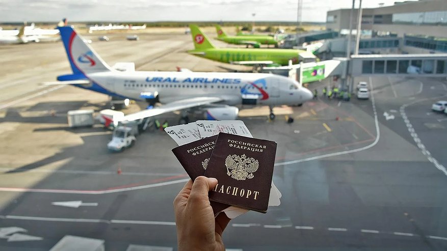 Главная картинка новости: Отмена и задержка рейсов: в России из-за атаки дронов в аэропортах начался транспортный хаос