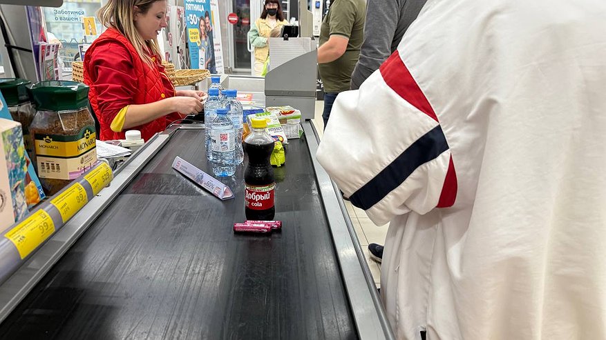 Главная картинка новости: На улице +40, но на кассе "Магнита" не продали ни воду, ни мороженое: не мои проблемы - оказалось, они в полном праве это сделать