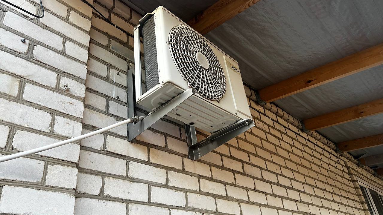 Главная картинка новости: С 25 июля россиян заставят убрать кондиционеры: новое решение Верховного суда