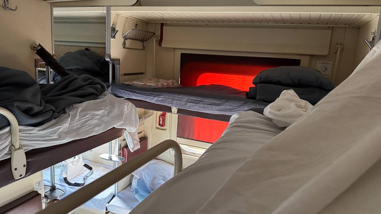 Главная картинка новости: В поездах это делать строго запрещено — что изменится для пассажиров РЖД в новом сезоне-2025