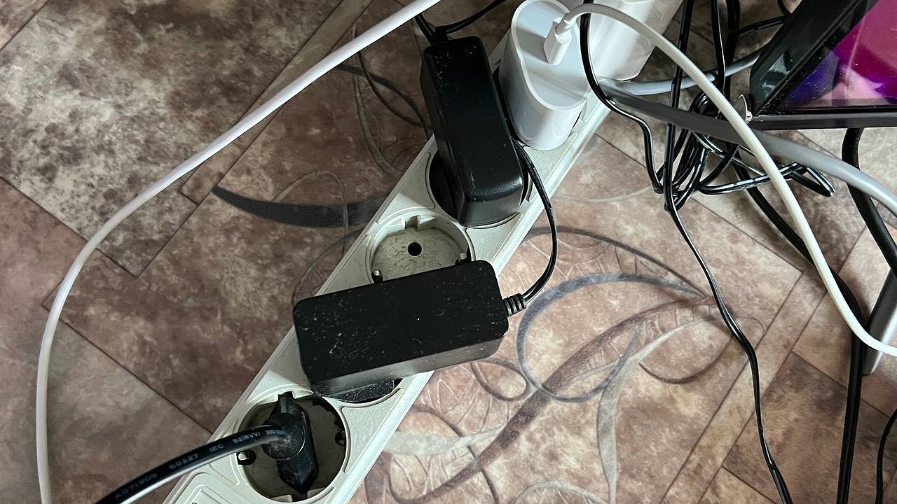 Главная картинка новости: Опасность в каждой розетке: какие приборы нельзя выключать, чтобы не спалить дом