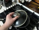 Всего 3 ложки на губку — и стеклянные крышки от кастрюль стали как новые: избавилась от надоедливого жира и налета - лайфхак