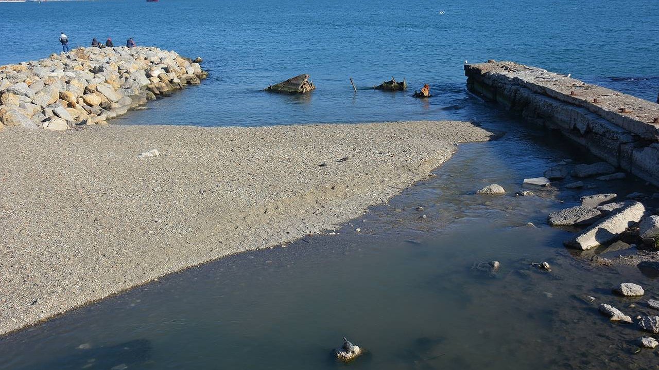 Главная картинка новости: "Кто загрязняет реку Озерейку?": «Водоканал» Новороссийска обвинил фермы и частные дома