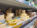 Научился отличать настоящий сыр от сырного продукта: вот методы, которые помогут избежать покупки подделки