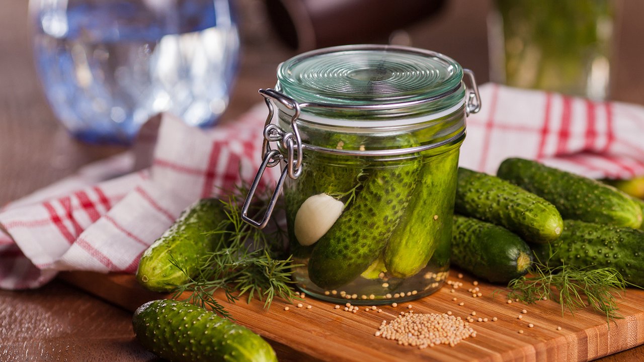 Главная картинка новости: Опытные хозяйки огурцы закрывают только так - рецепт хрустящих зеленцов без труда и затраты времени