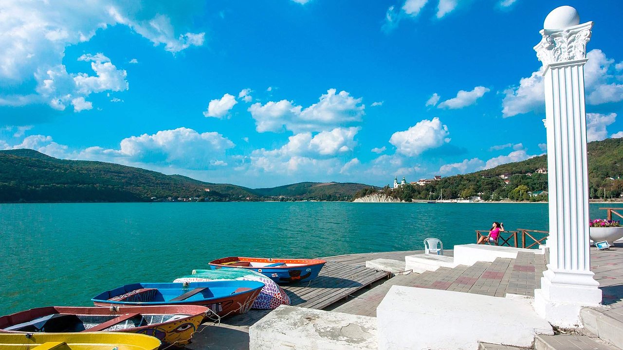 Главная картинка новости: Абрау-Дюрсо стал самым дорогим курортом России в августе