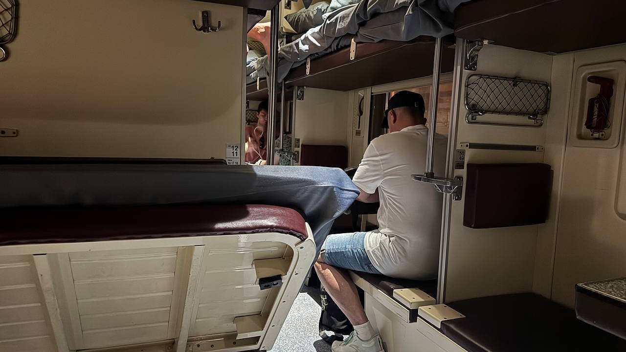 Главная картинка новости: Люди в ярости сдают билеты - железная дорога объявила абсолютный запрет - новые правила летних поездок