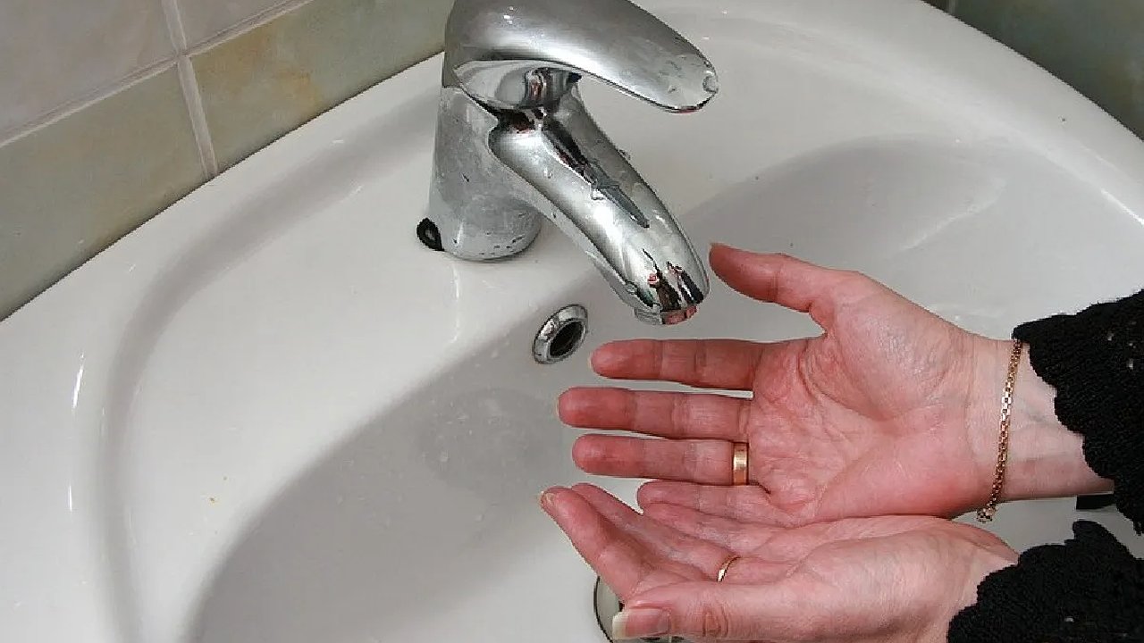 Главная картинка новости: Новороссийск остался без воды: 1,5 тысячи человек в панике – когда включат