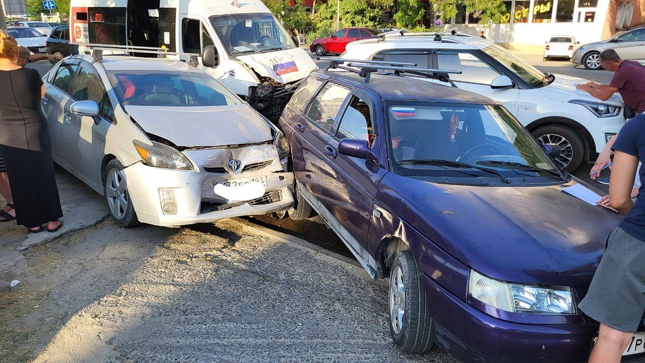 Главная картинка новости: Ребёнок пострадал в массовом ДТП на Мысхакском шоссе: подробности аварии
