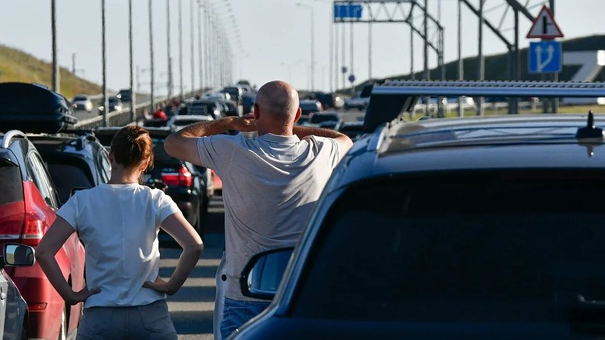 Главная картинка новости: На въезде в Новороссийск образовались многокилометровые пробки: власти объяснили причину