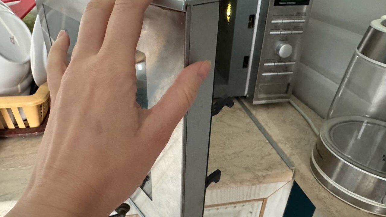 Главная картинка новости: Я мучилась годами, пока не попробовала этот способ: отныне в микроволновке греется только суп, а не тарелка