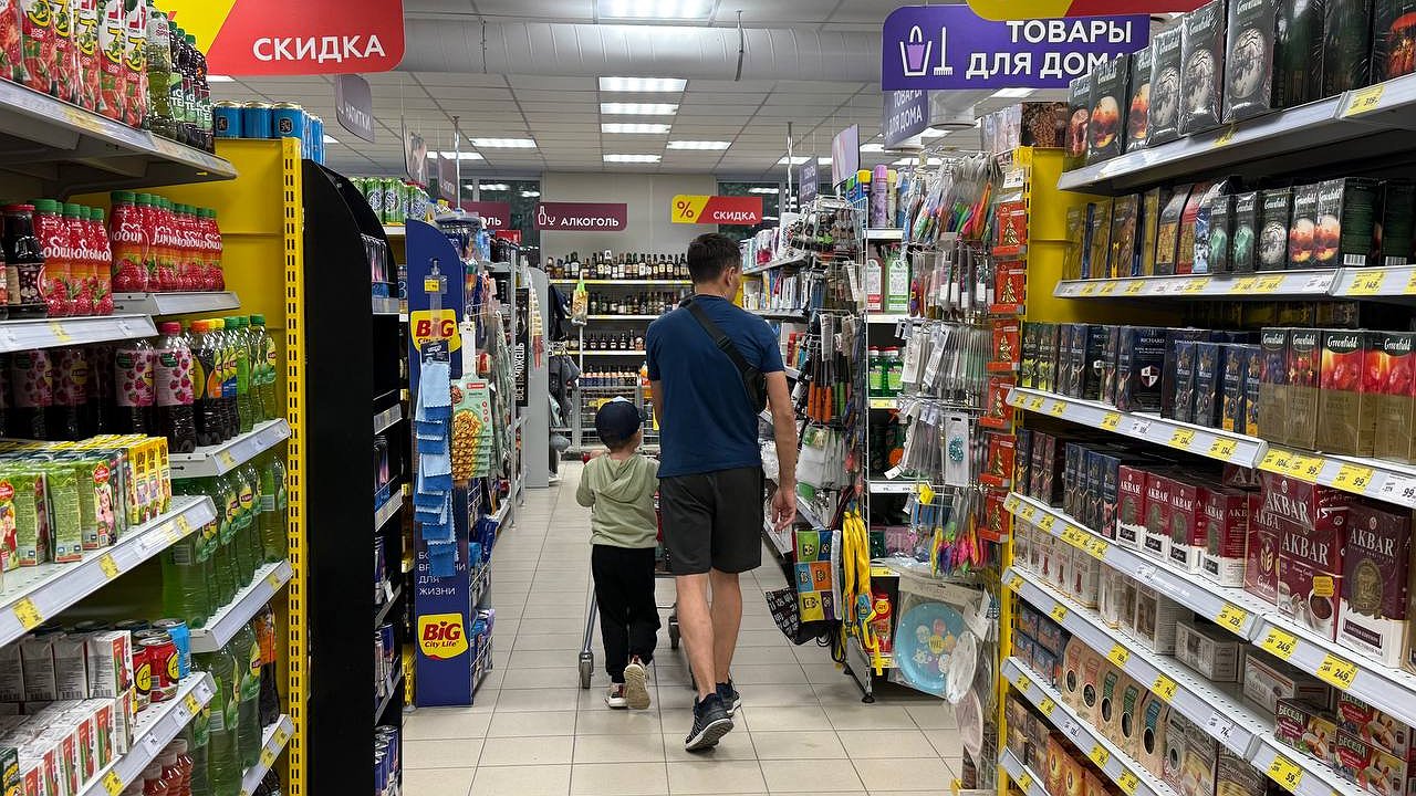 Главная картинка новости: В "Магните" замечено: люди совершенно точно дошли до ручки и до точки - в магазинах уже начал банки открывать