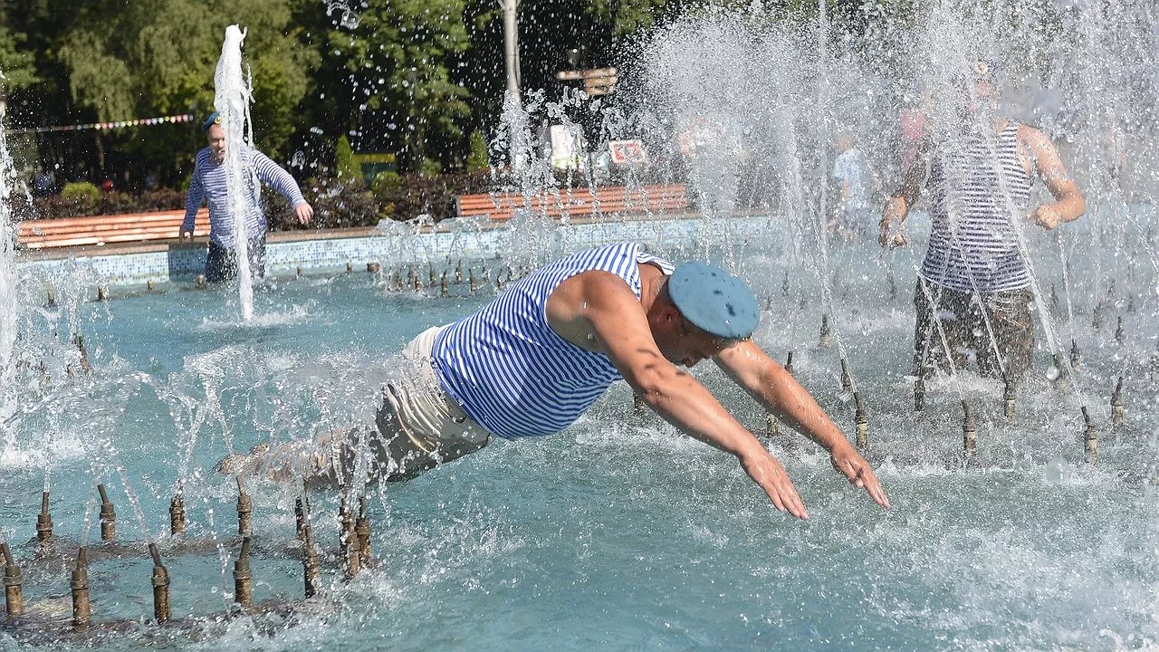 Главная картинка новости: "Фонтаны – не бассейны": Новороссийск предупреждает десантников и горожан об опасности