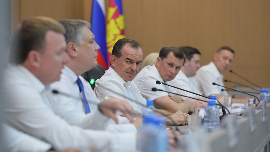Главная картинка новости: Кондратьев поставил условие: сначала воду людям, потом новостройки