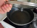 Две ложки на сковороду — и ничего не пригорит: вернем антипригарные свойства за минуту