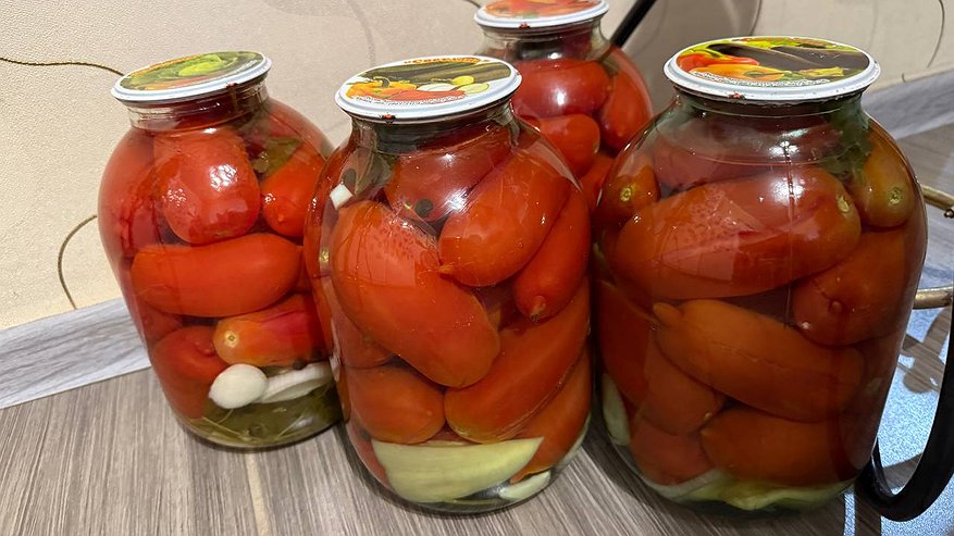 Главная картинка новости: Вкуснейшие помидоры в банке - это лучший рецепт помидоров на зиму: вся фишка в этом важном рассоле