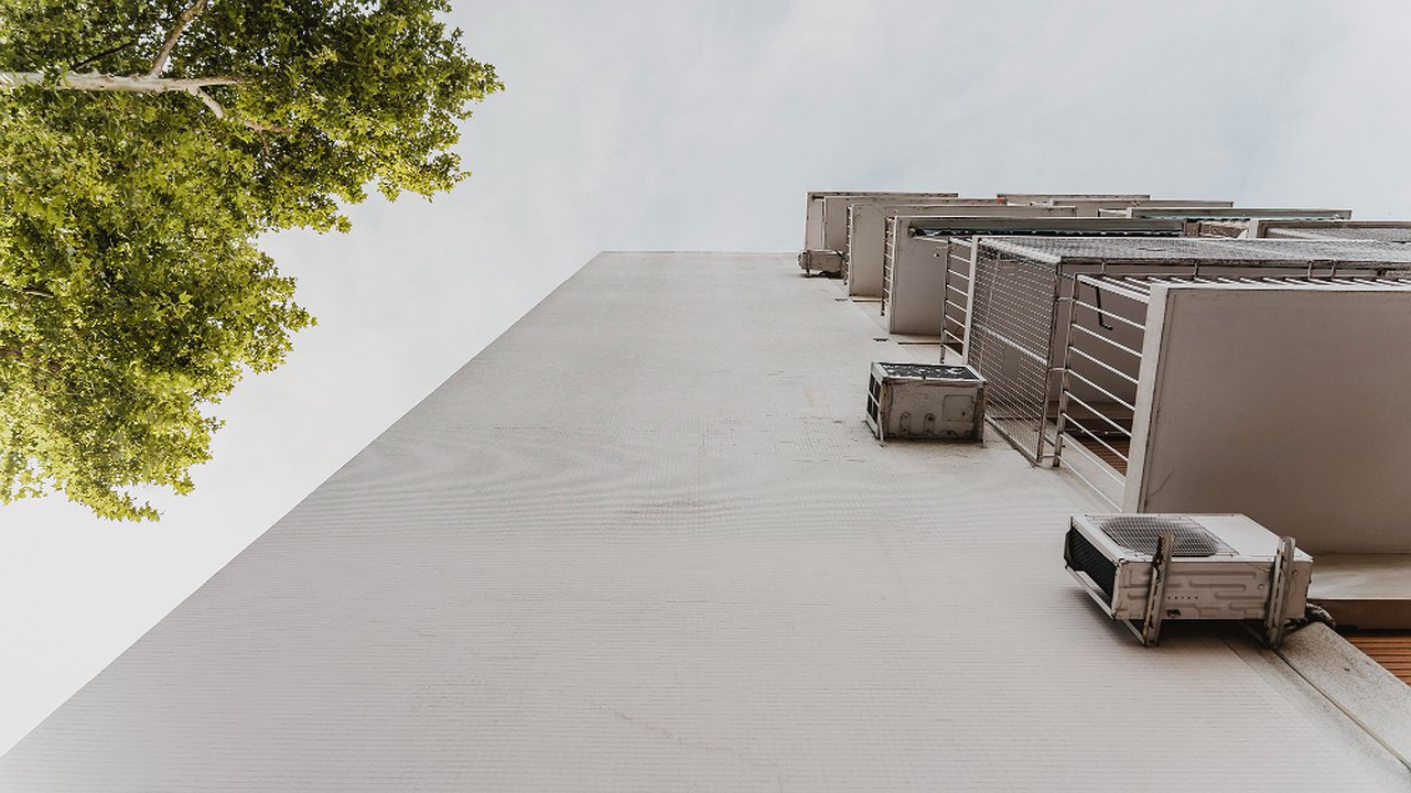 Главная картинка новости: Слишком шумно для соседей: в Новороссийске магазин попал под суд из-за кондиционера