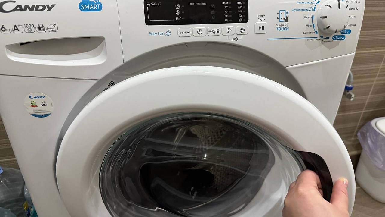Главная картинка новости: Эксперты дали однозначный ответ: нужно ли на самом деле закрывать дверцу стиральной машины после стирки