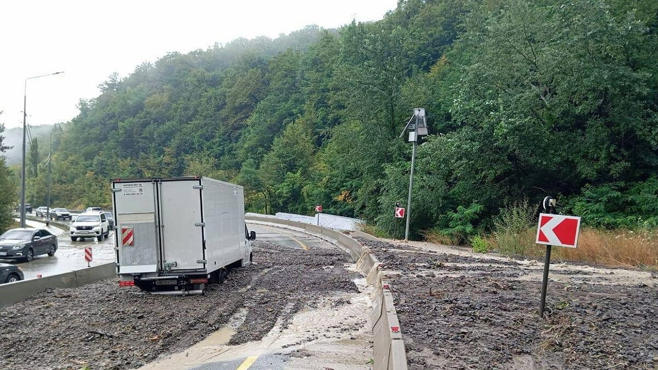 Главная картинка новости: Стихия на Кубани: смерчи, паводки и мосты под водой — что происходит на побережье