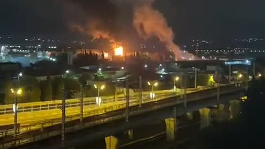 Главная картинка новости: Ночная атака на Сочи: обломки БПЛА стали причиной пожара на нефтебазе в Адлере